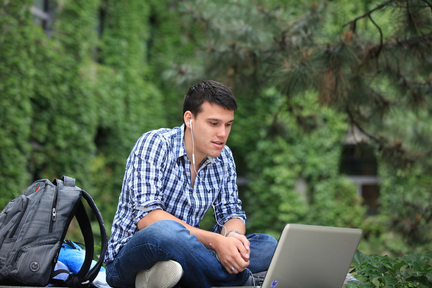 Étudiant sur son ordinateur portable