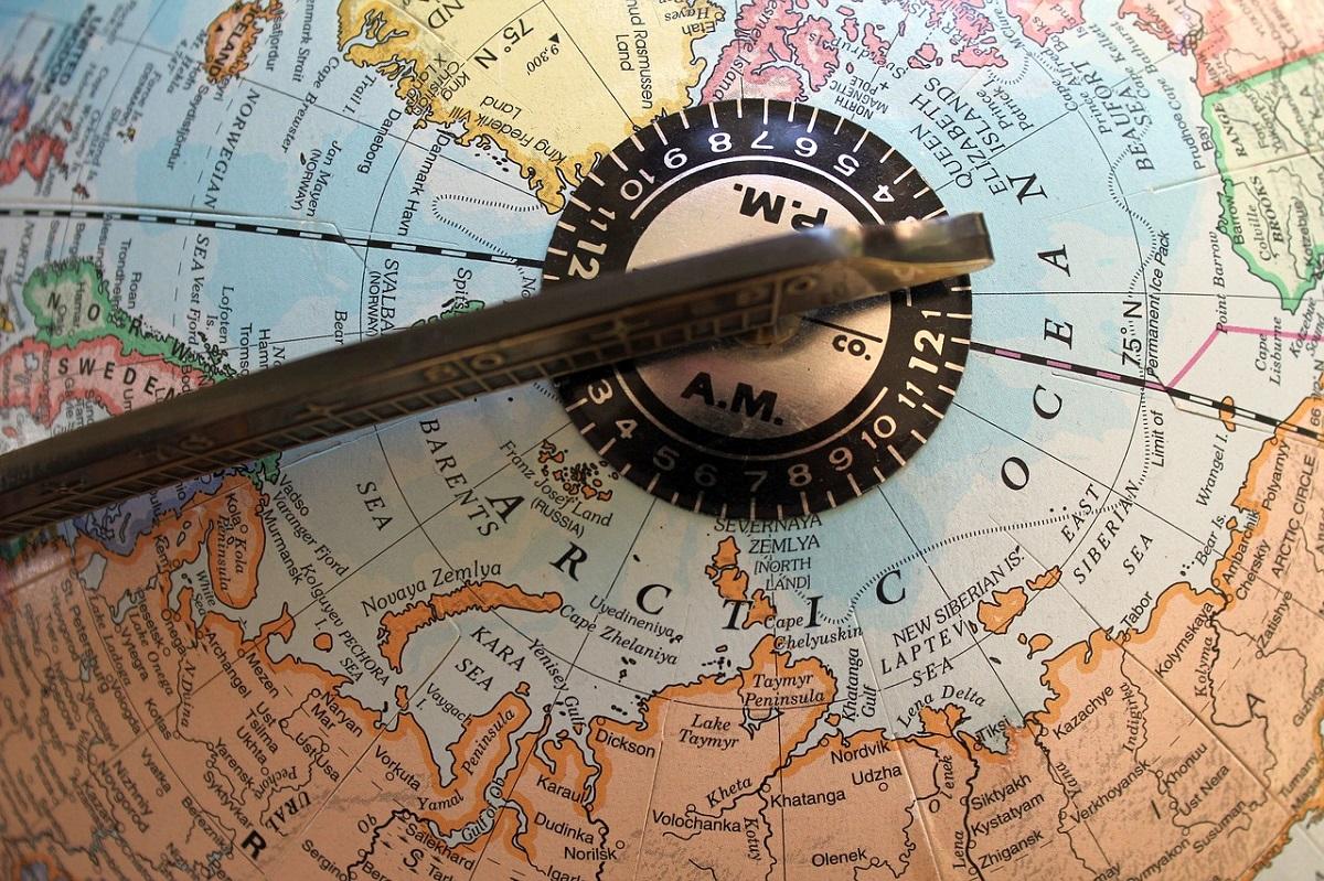 Dessus d'un globe terrestre, mettant en évidence l'océan Arctique et les pays environnants.