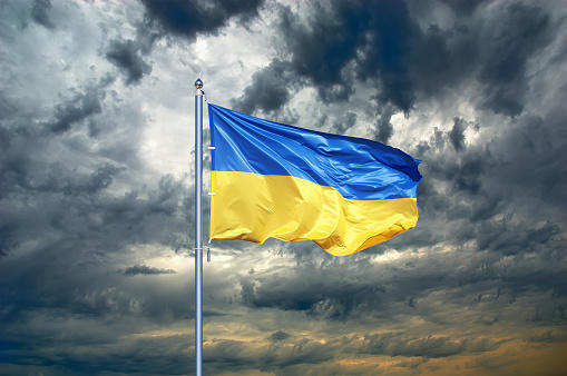 Le drapeau ukrainien flottant dans un ciel morose