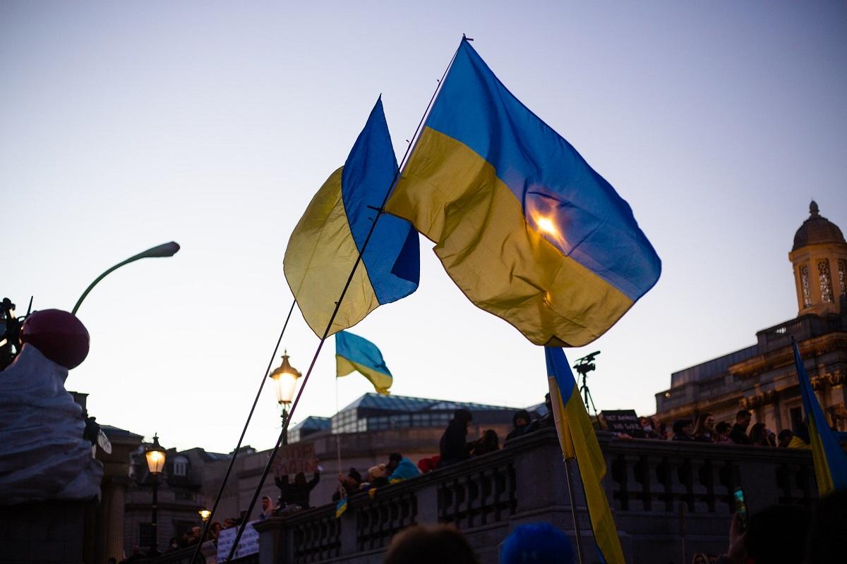 Paire de drapeaux de l'Ukraine dans une manifestation