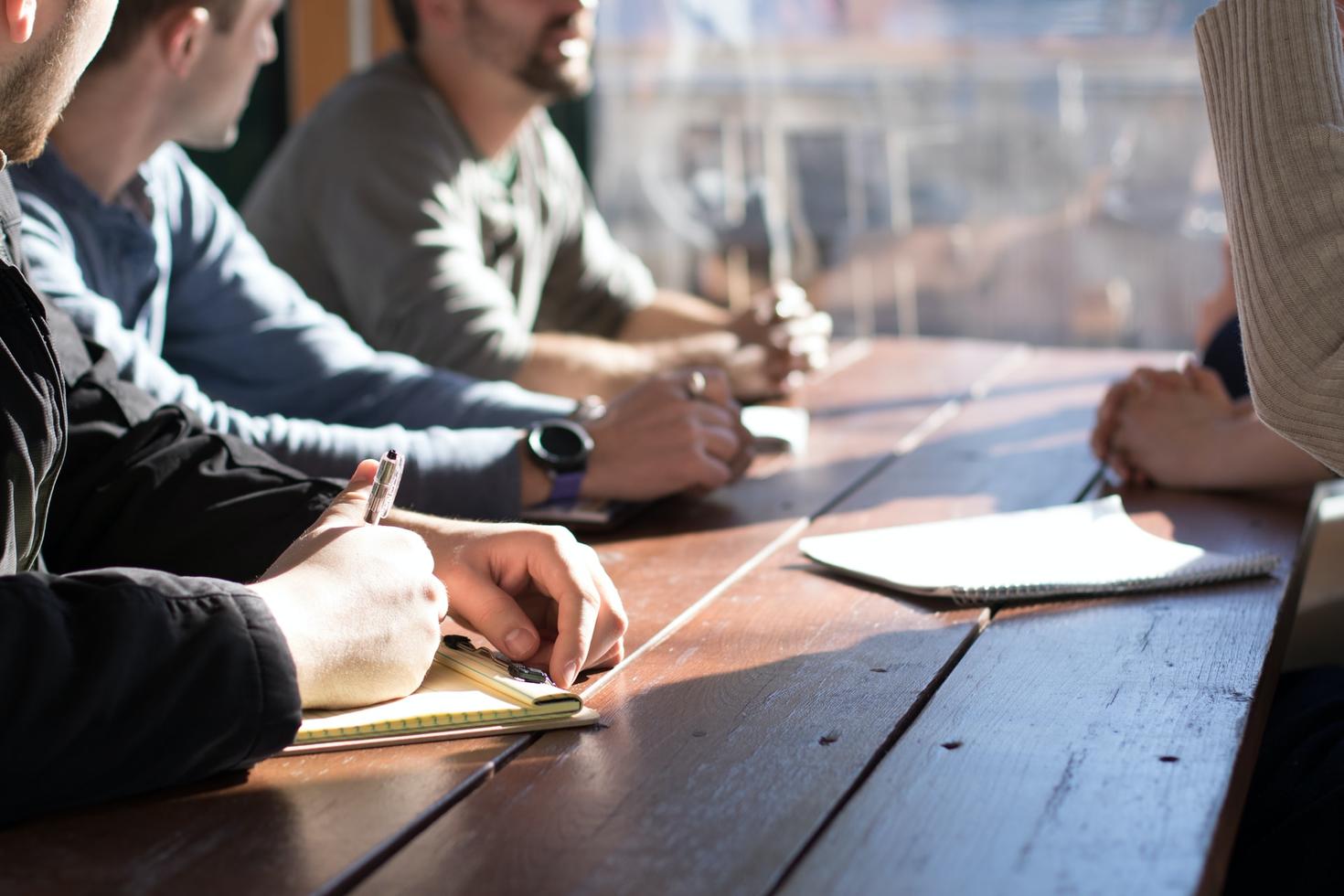Groupe de gens prenant des notes