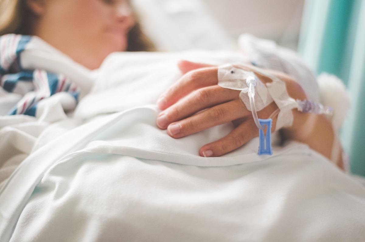 Femme dans un lit d'hôpital après avoir accouché