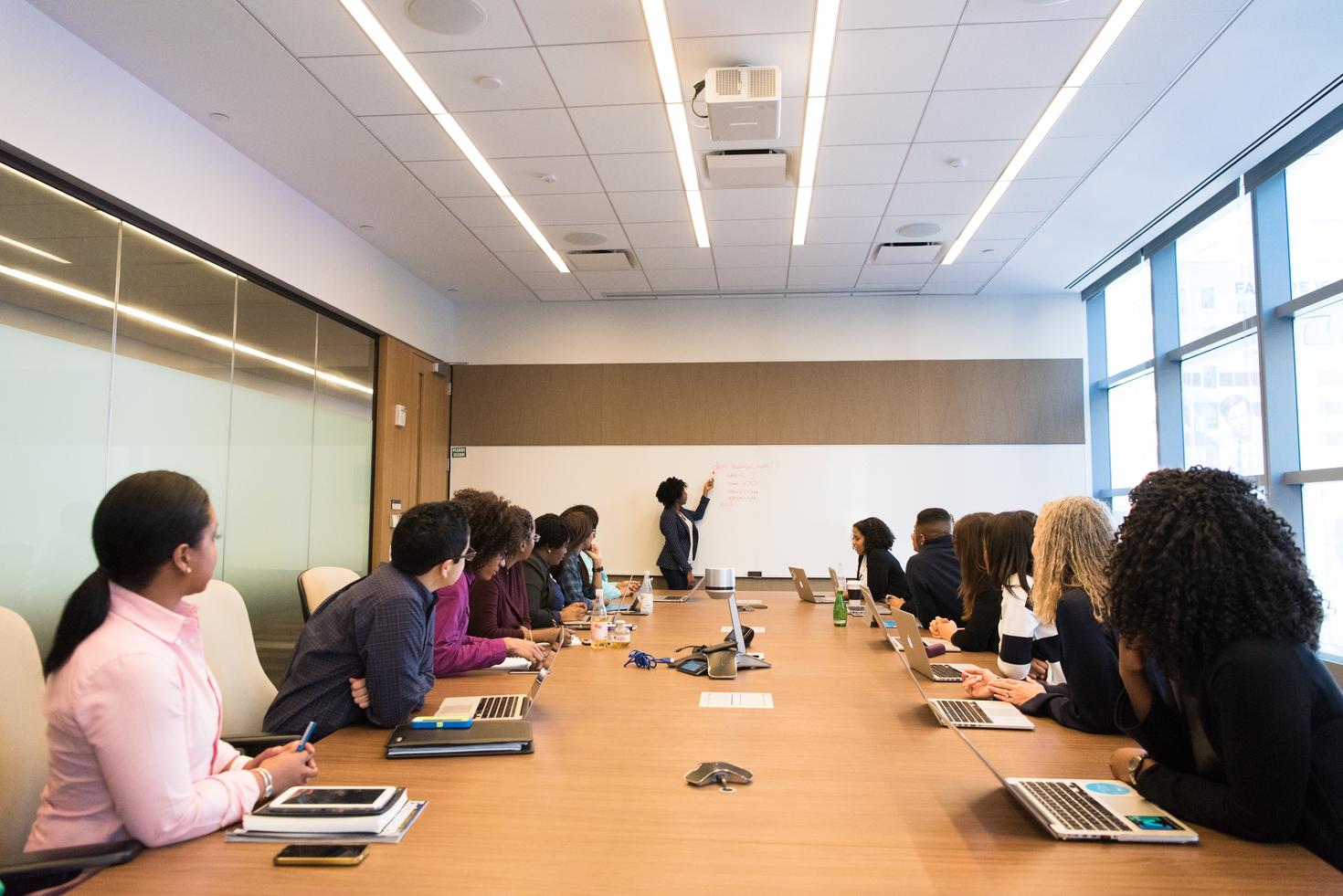 Personnes assises autour d'une table pour une présentation d'entreprise