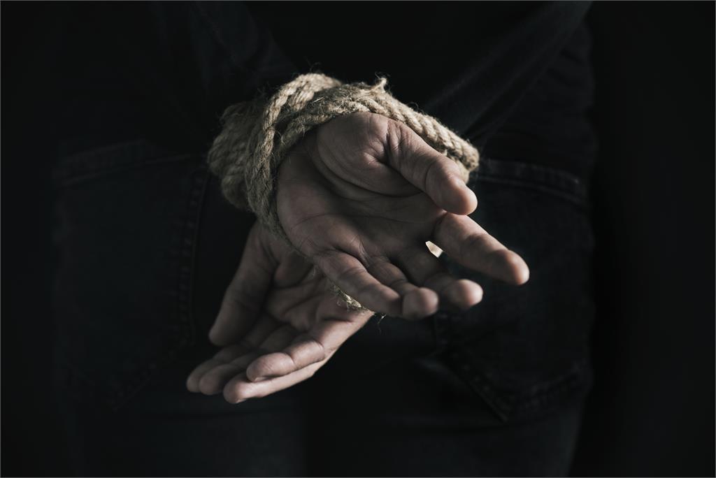 Mains liées par une corde