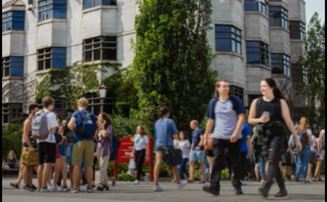 Capture d'écran de la vidéo avec des étudiants marchant sur le campus