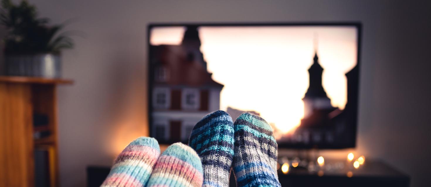 pieds devant une télévision