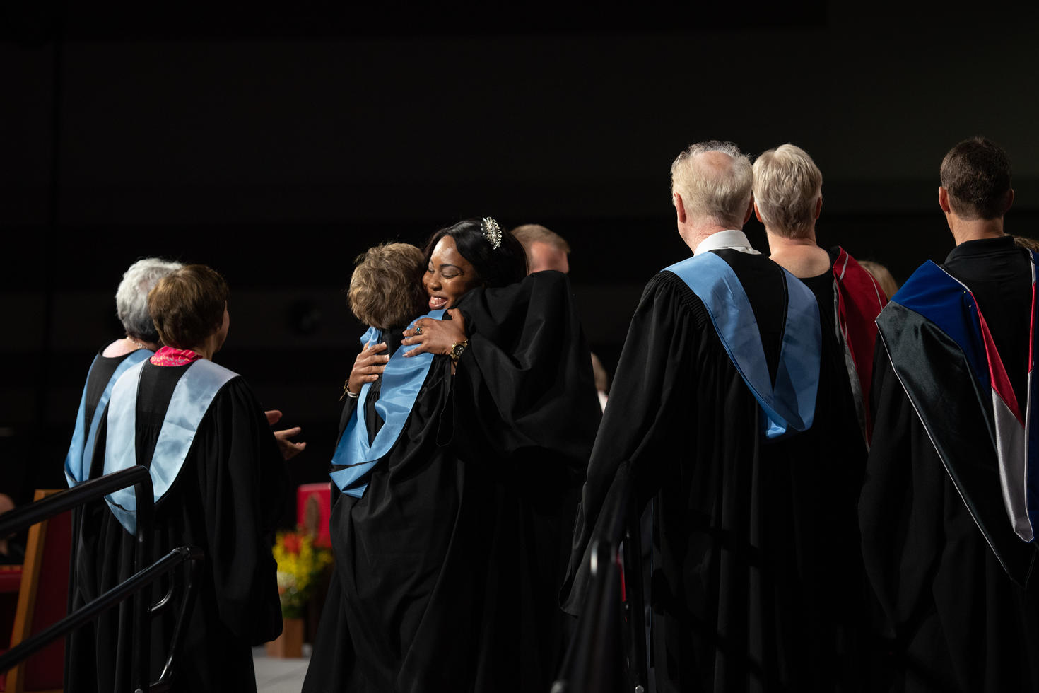 diplômés et professeurs qui s'embrassent