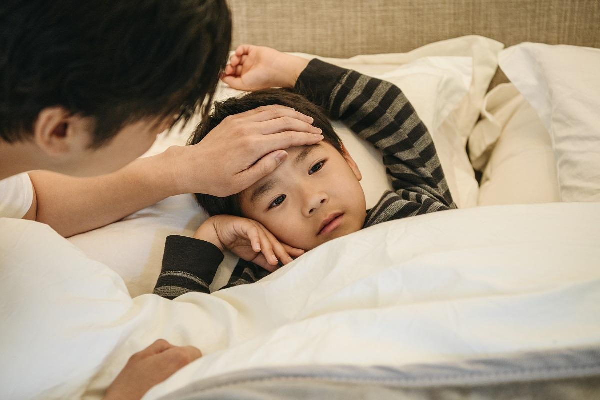 jeune garçon asiatique malade au lit