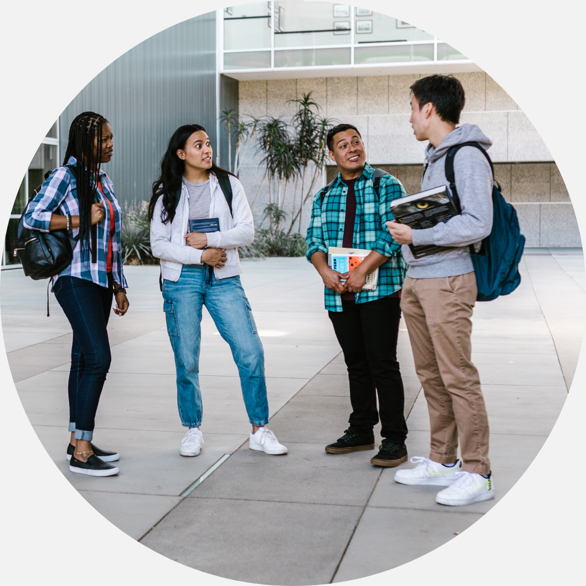 4 étudiants sur le campus qui se parlent