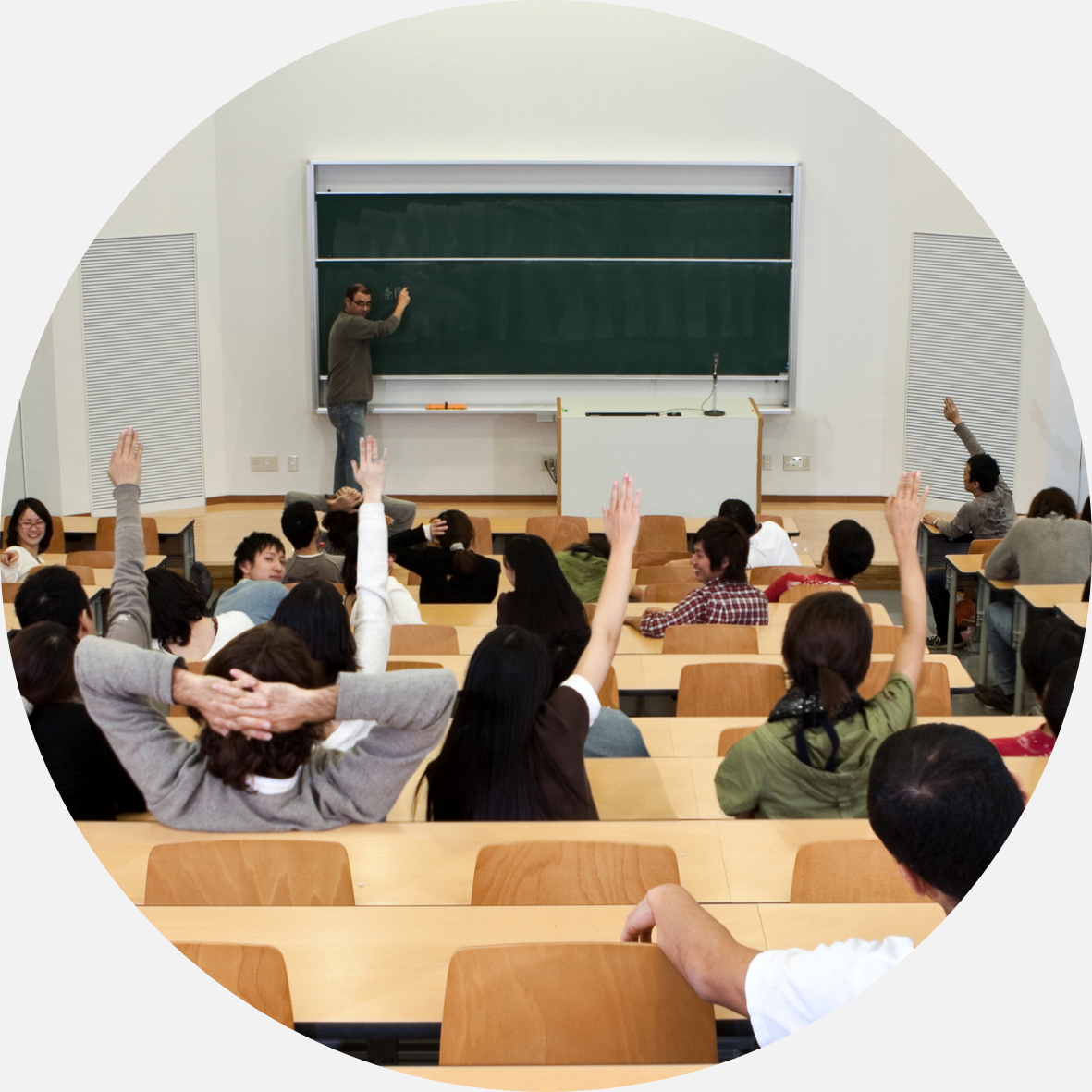 Des étudiants avec leur main levée.