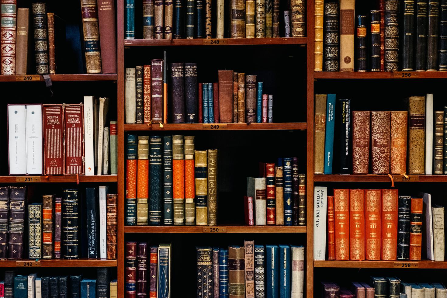 Livres dans une bibliothèque.