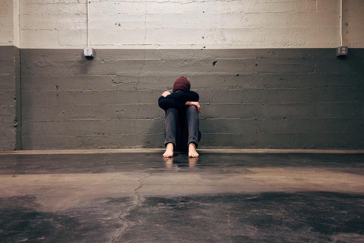 Adolescent avec la tête enfouie dans les bras