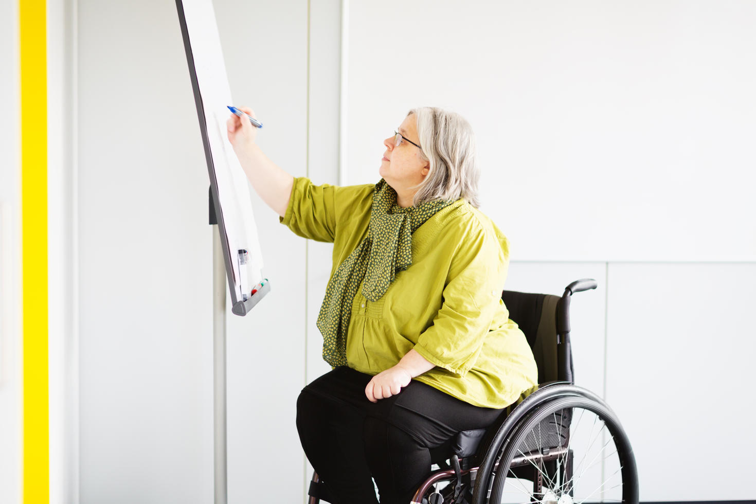 femme sur une chaise roulante