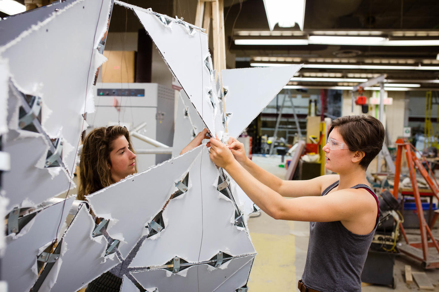 Des étudiants utilisant des matériaux recyclés
