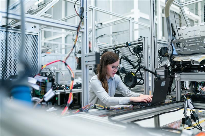 Des femmes dans un laboratoire en train de travailler avec des ordinateurs.