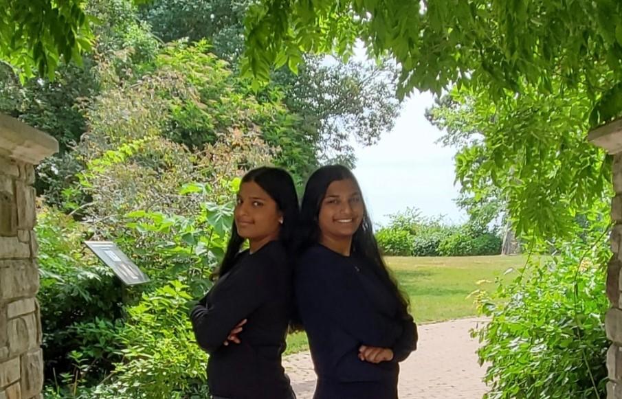 Daniella et Bianca Almeida, deux élèves qui ont suivi un cours à l’École secondaire de la Faculté de génie de l’Université d’Ottawa et qui sont finalistes à Technovation.