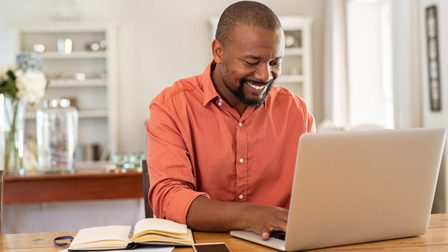 Étudiant sur son portable