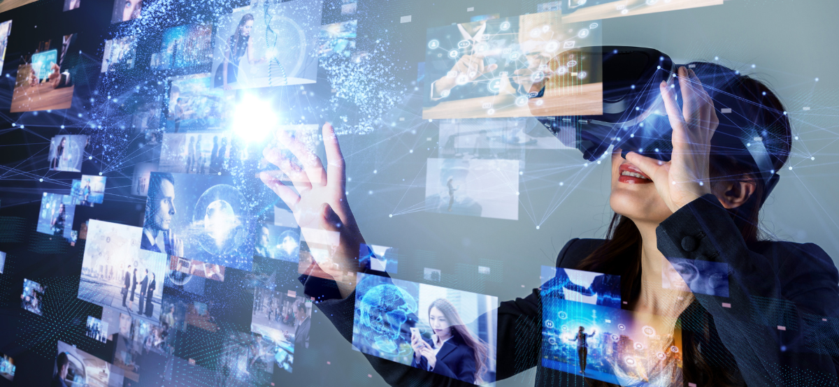 Main contre écran réfléchissant avec diverses images technologiques
