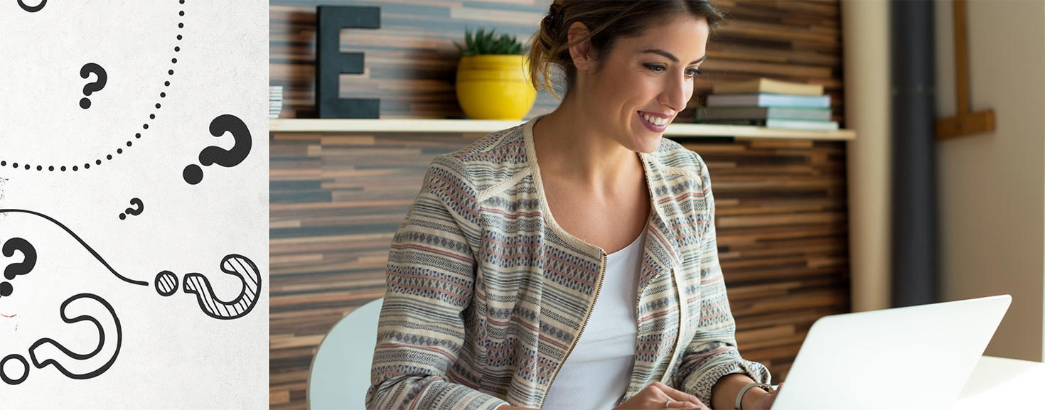 Femme souriante travaillant sur son ordinateur portable