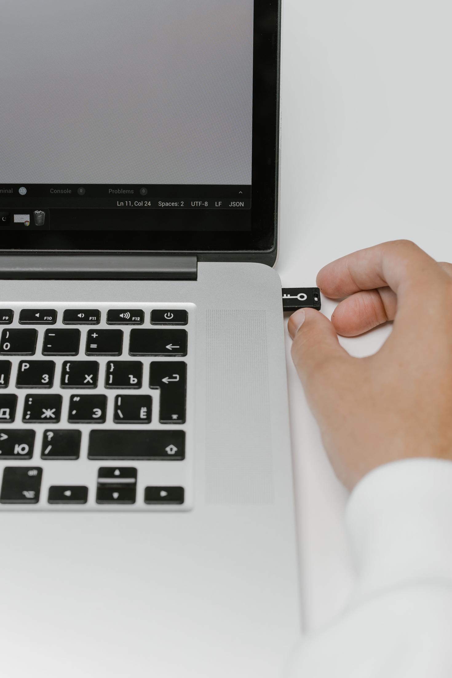 Clé USB dans l'ordinateur portable