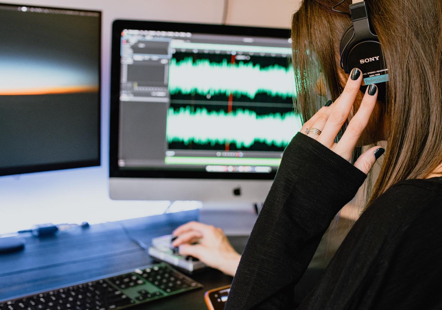 personne travaillant sur la synthèse vocale sur ordinateur