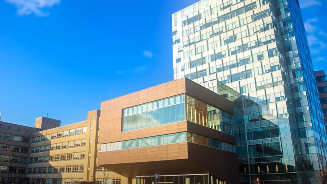 Édifice de la Faculté des sciences sociales et pavillon Vanier.
