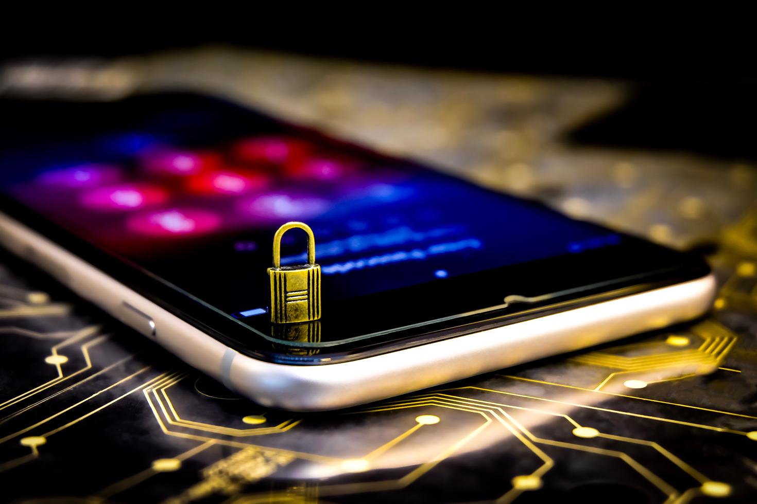 Écran de verrouillage d'un appareil mobile avec un cadenas posé dessus l'appareil.