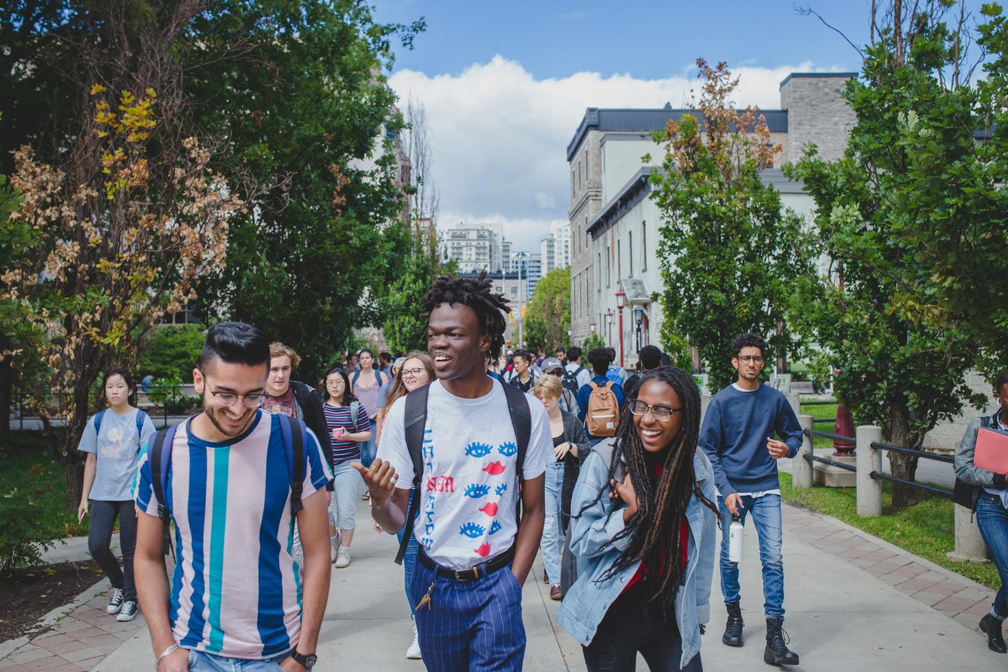 Étudiants marchant sur le campus