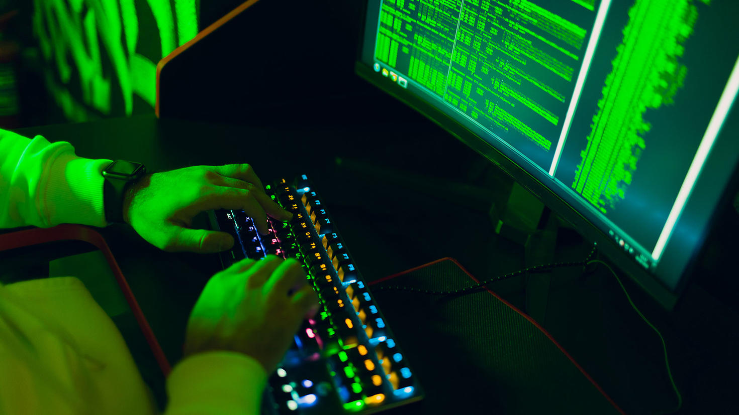 Gros plan d'un clavier et d'un cybercriminel utilisant un logiciel malveillant.