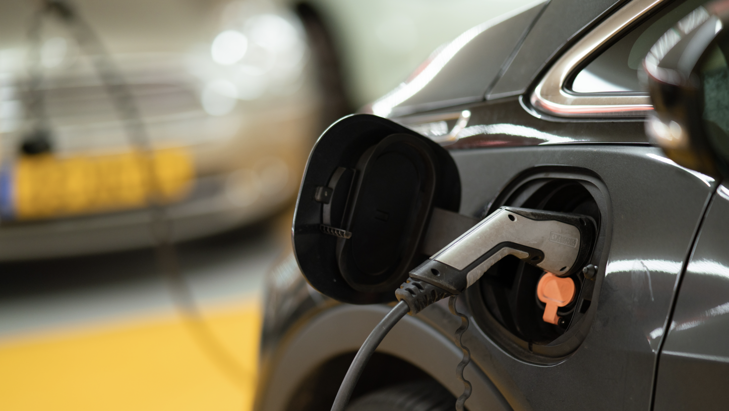 Véhicule électrique branché.