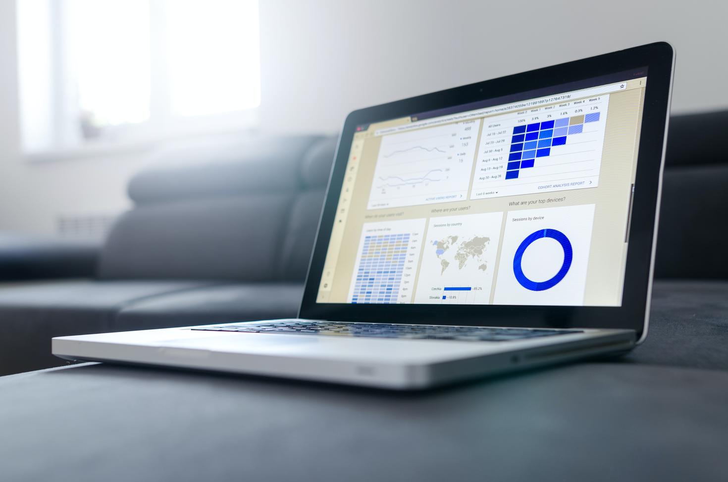 Ordinateur portable avec statistiques visuelles sur l'écran.