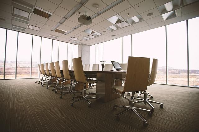 Salle de réunion vide.