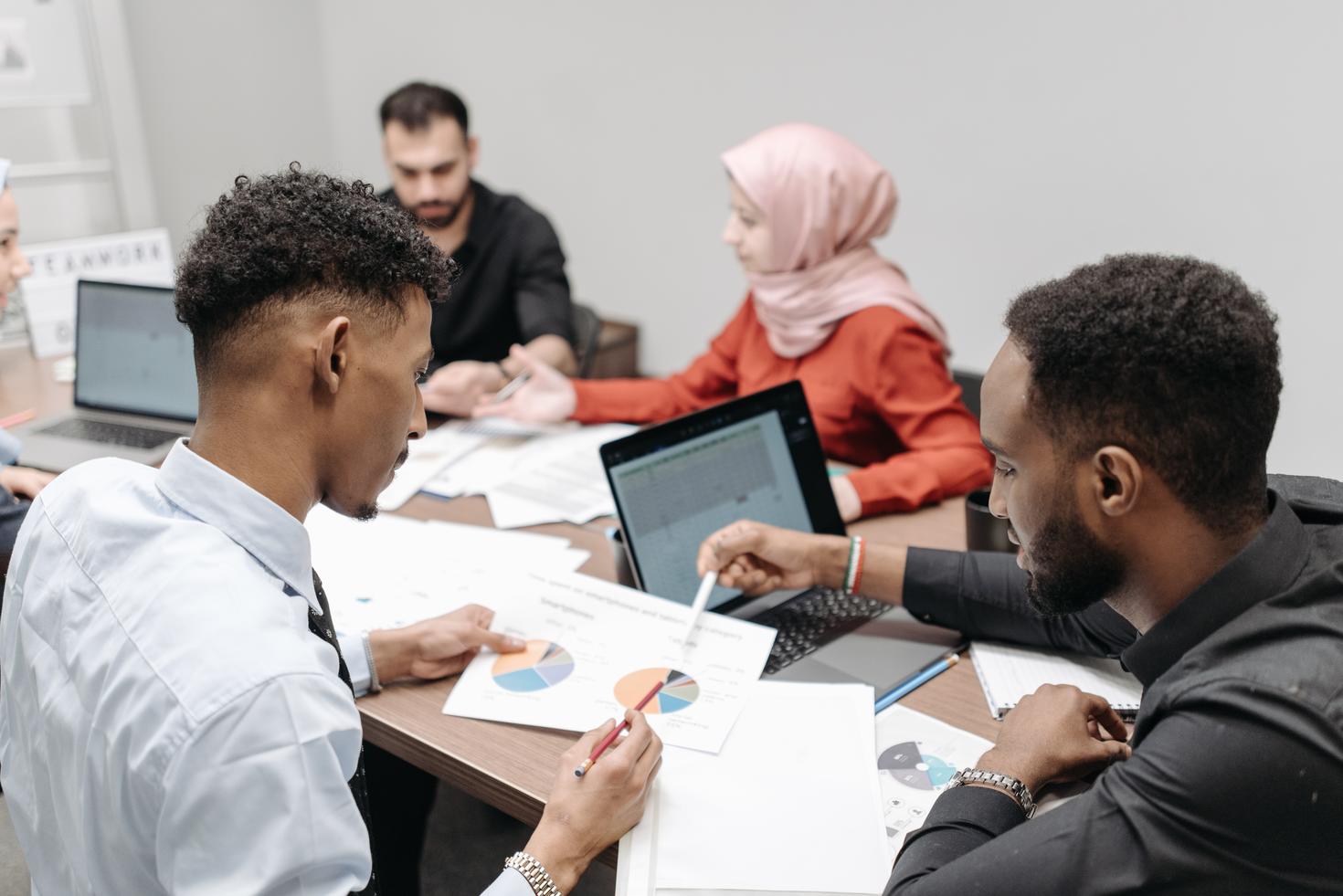Des personnes examinant des rapports au bureau.