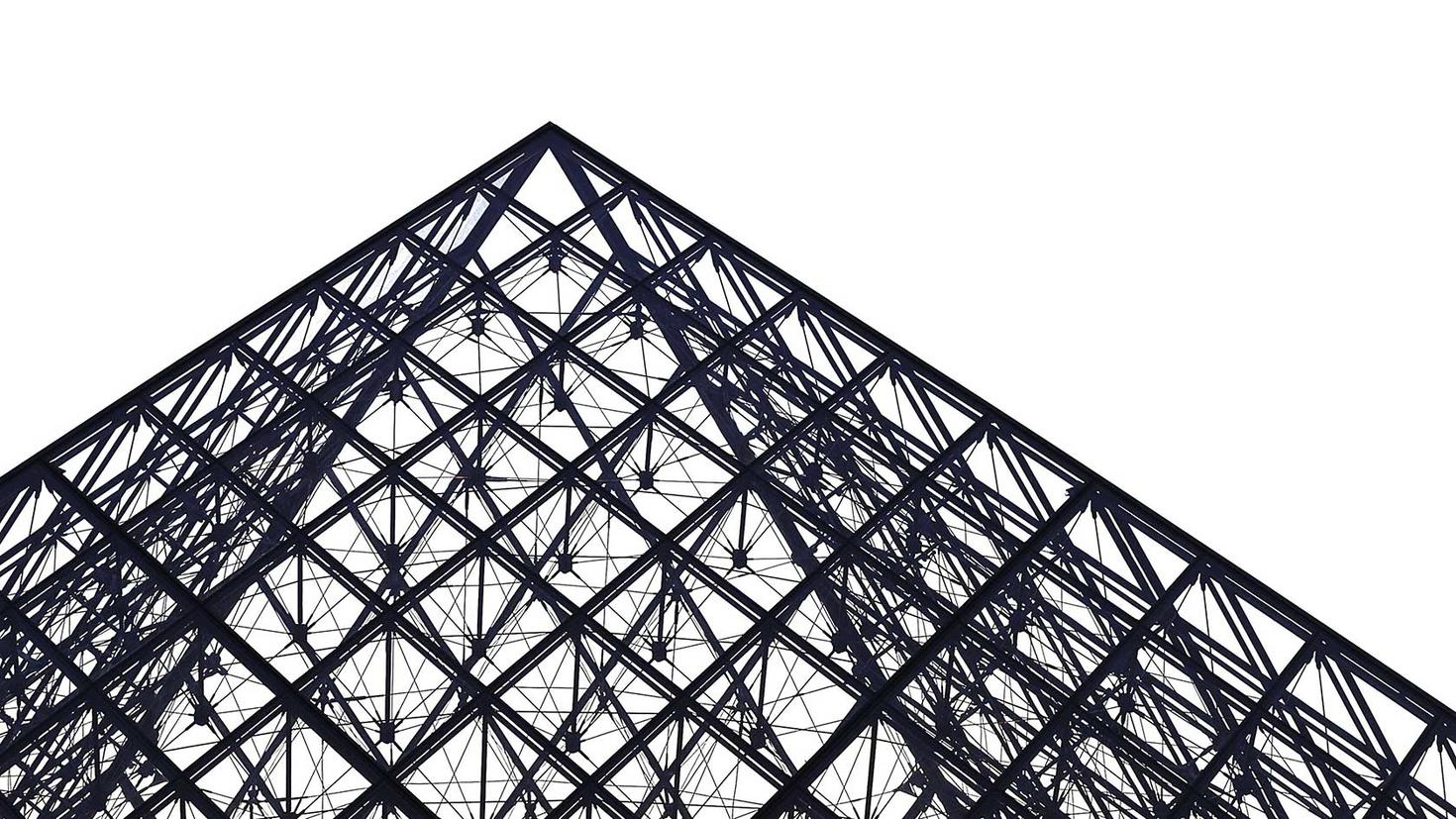 Grande structure métallique de forme triangulaire