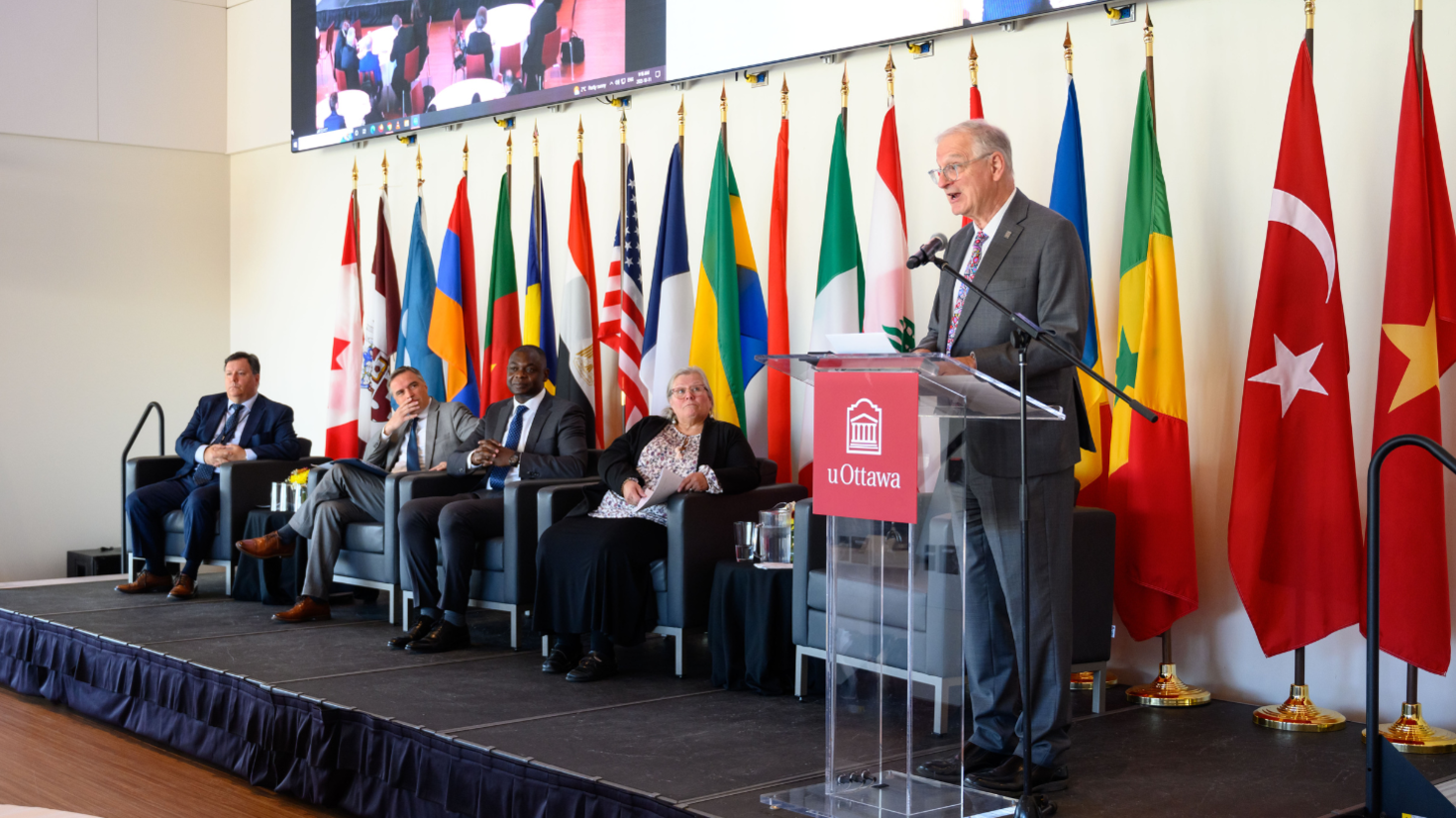 Jacques Frémont donne un discours