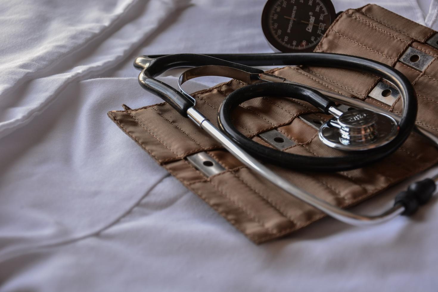 Outils de médecin, notamment stéthoscope et tensiomètre
