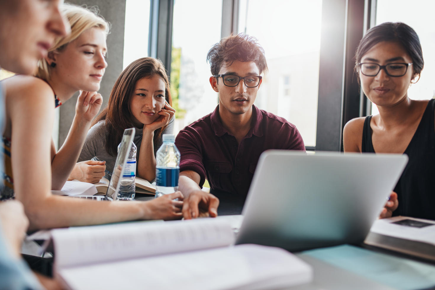 Groupe étudiant devant un ordinateur.