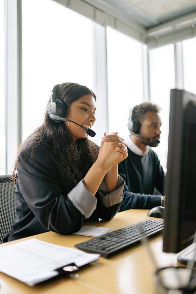 Deux personnes offrant de l'aide téléphonique.