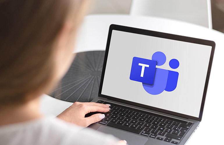 Ordinateur portable affichant le logo Microsoft Teams.
