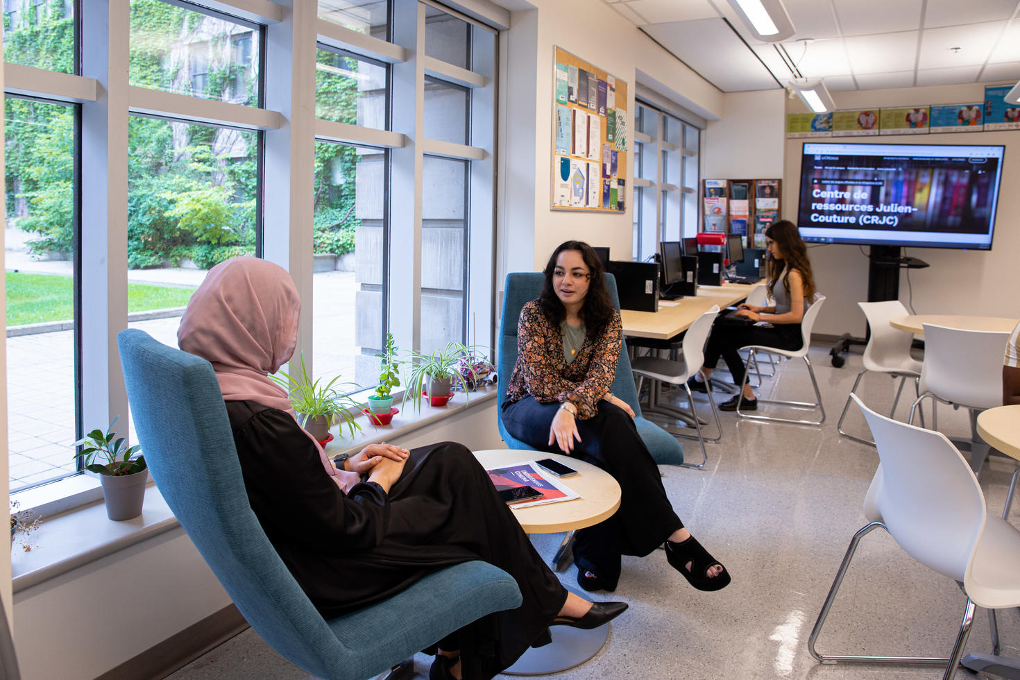 2 étudiants qui parlent ensemble au centre 
