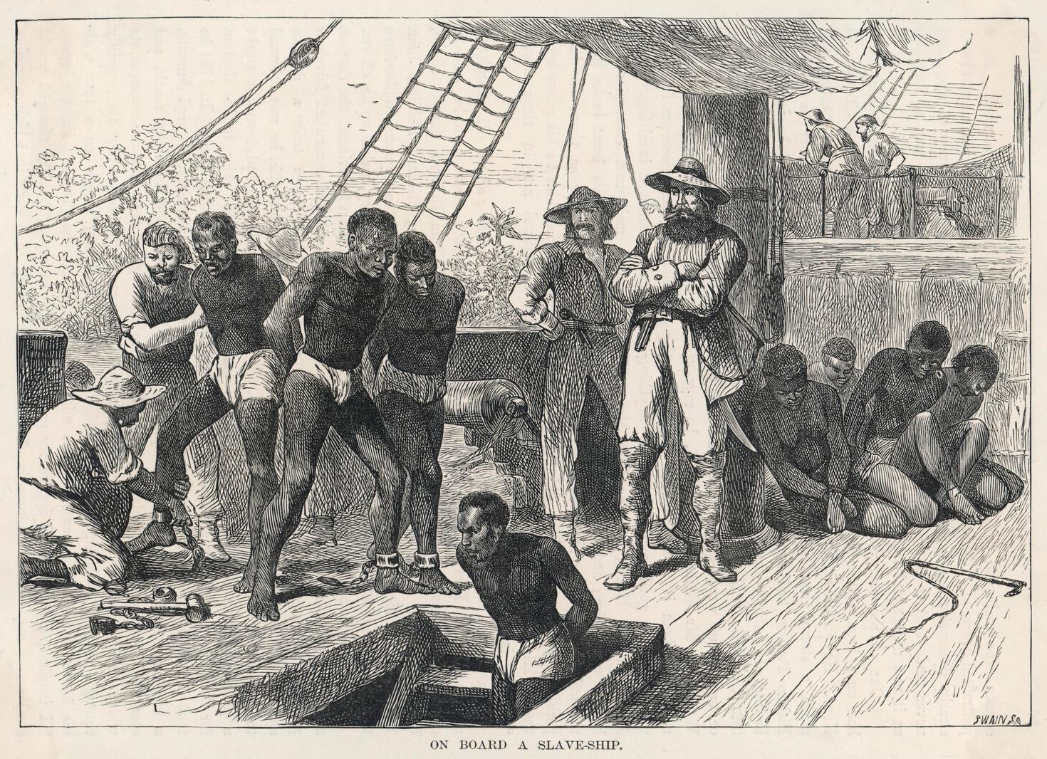 Image en noir et blanc représentant des esclaves transportés à bord d'un navire