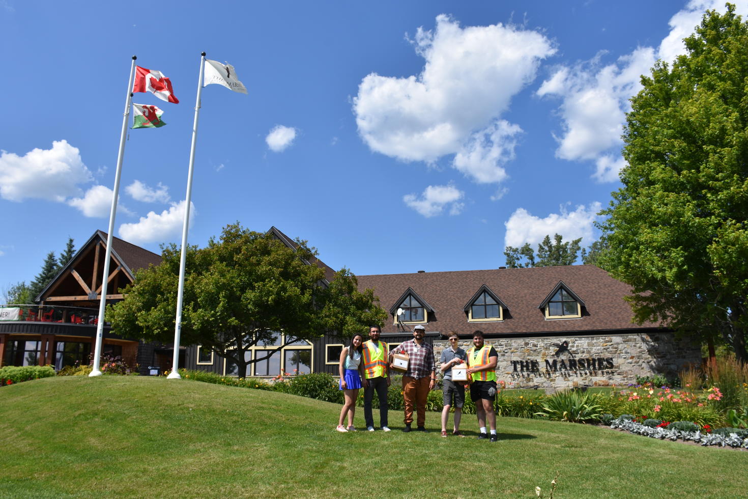Zainab et Mohammed devant le terrain de golf Marshes à Kanata.