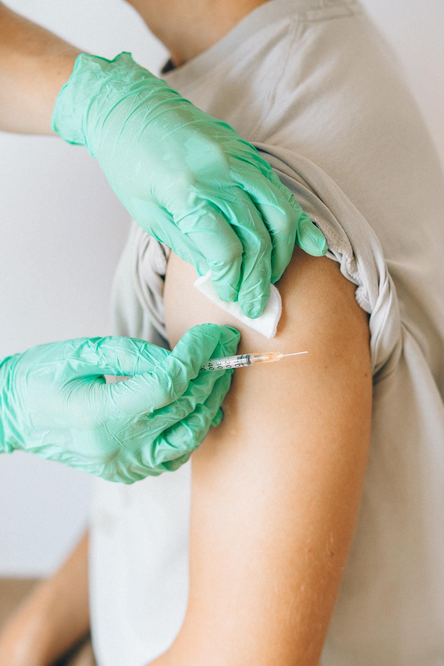 Une personne recevant le vaccin 