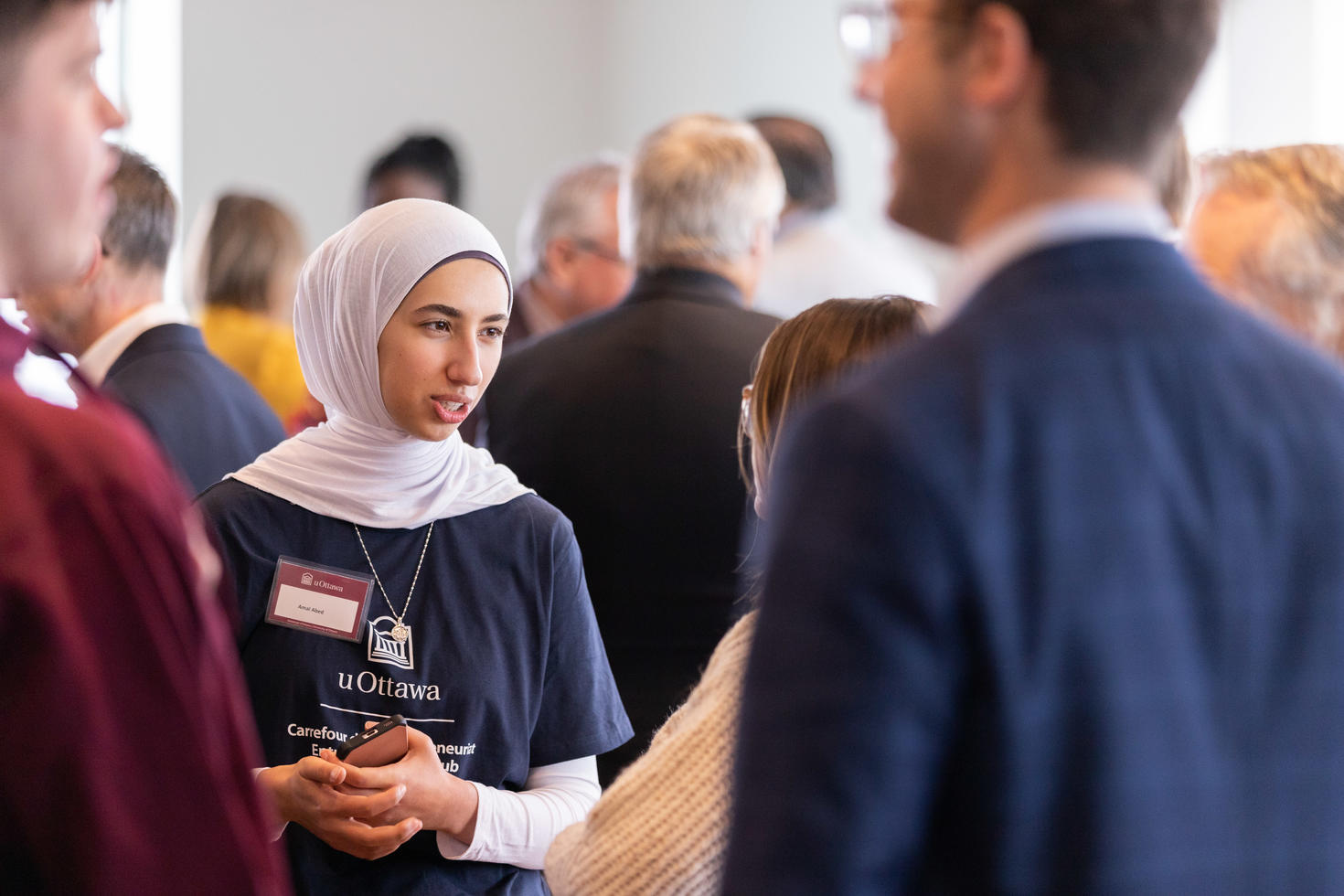 Une étudiante de l'Université d'Ottawa dans la foule