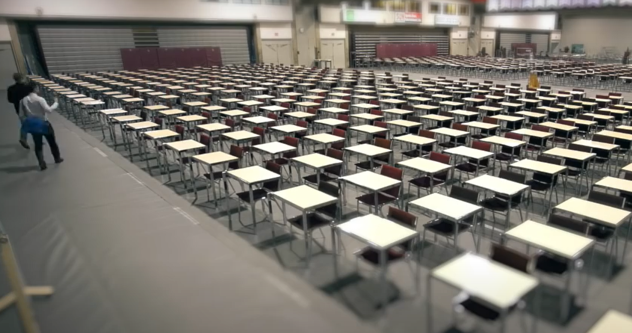 Une installation d'examen dans le gymnase  