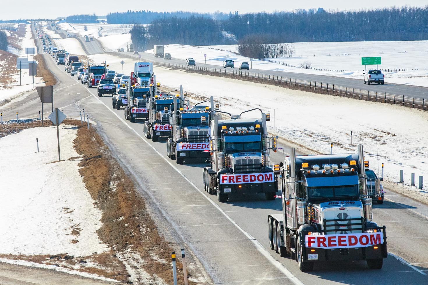 Convoi de camions sur une autoroute