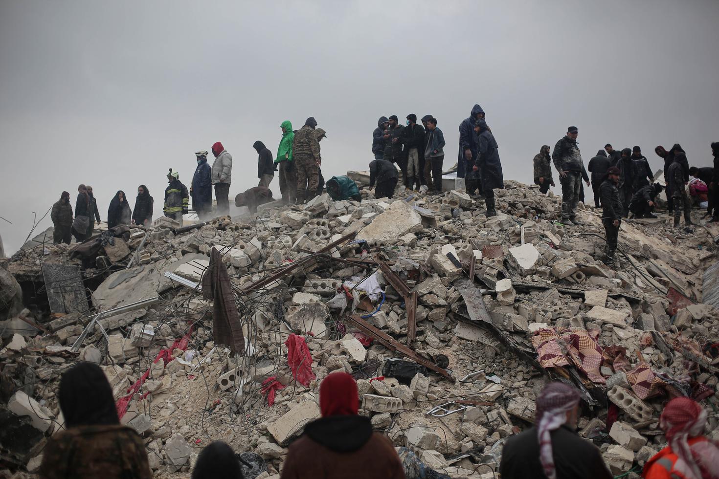 Recherches sous les décombres de survivants en Syrie