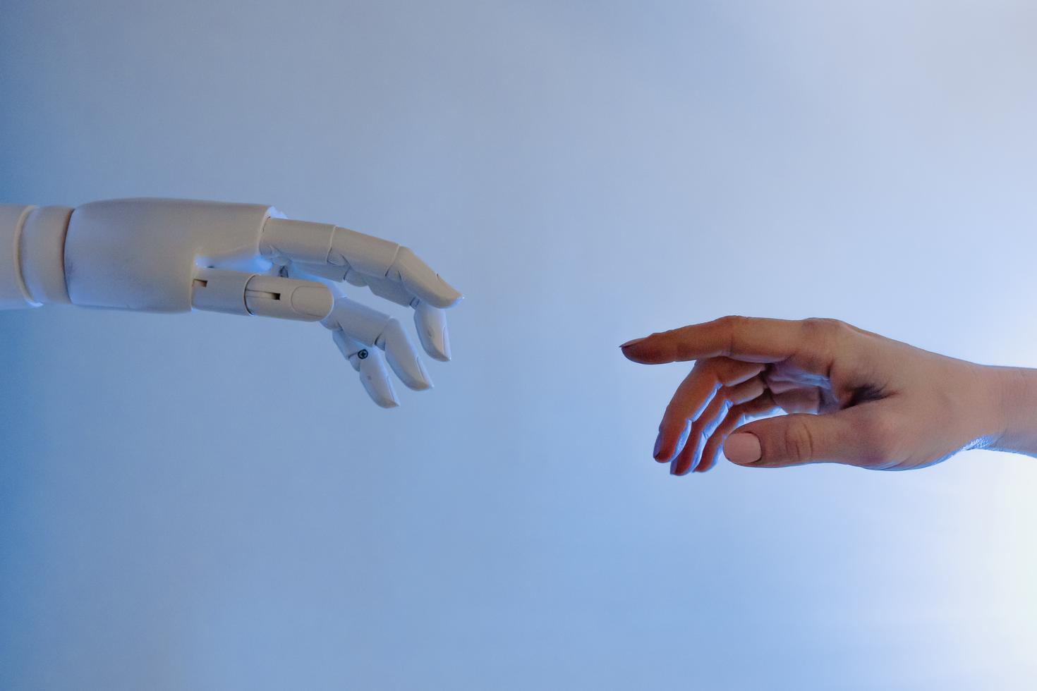 Image représentant une main robotisée et une main humaine