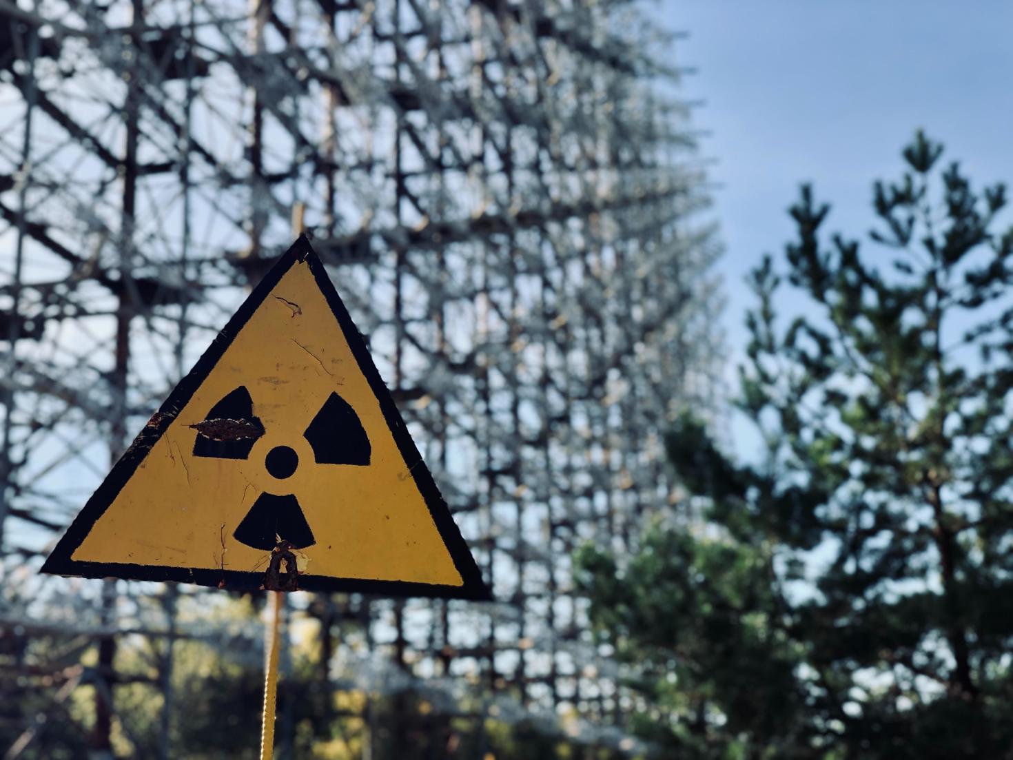 radiation-sign-fence