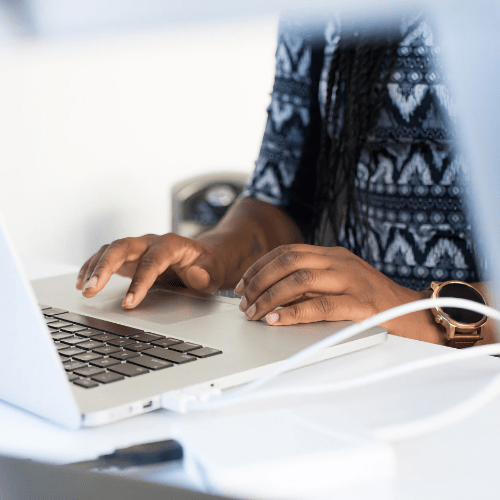 Personne utilisant un ordinateur portable